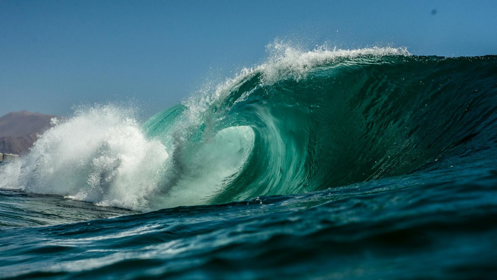 Huge ocean waves during daytime